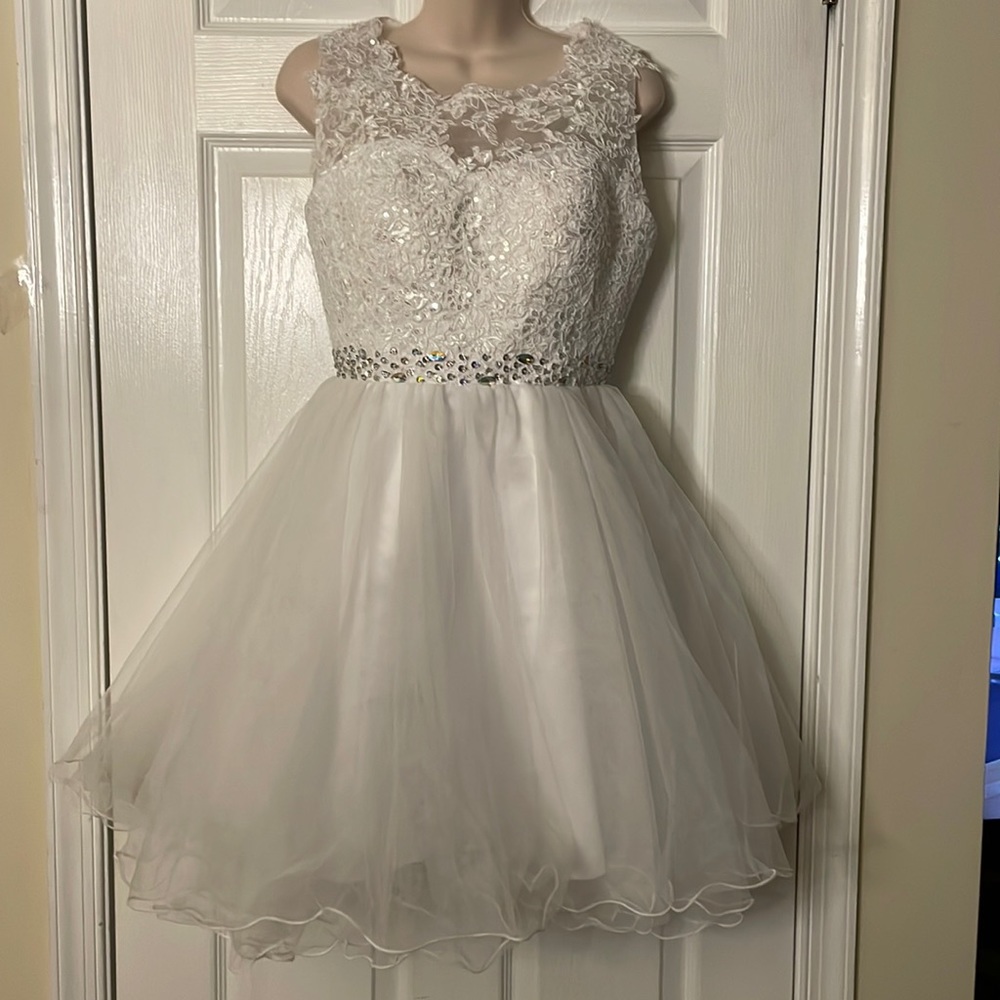 Sleeveless White Lace & Tulle Wedding Dress with Beaded Waist